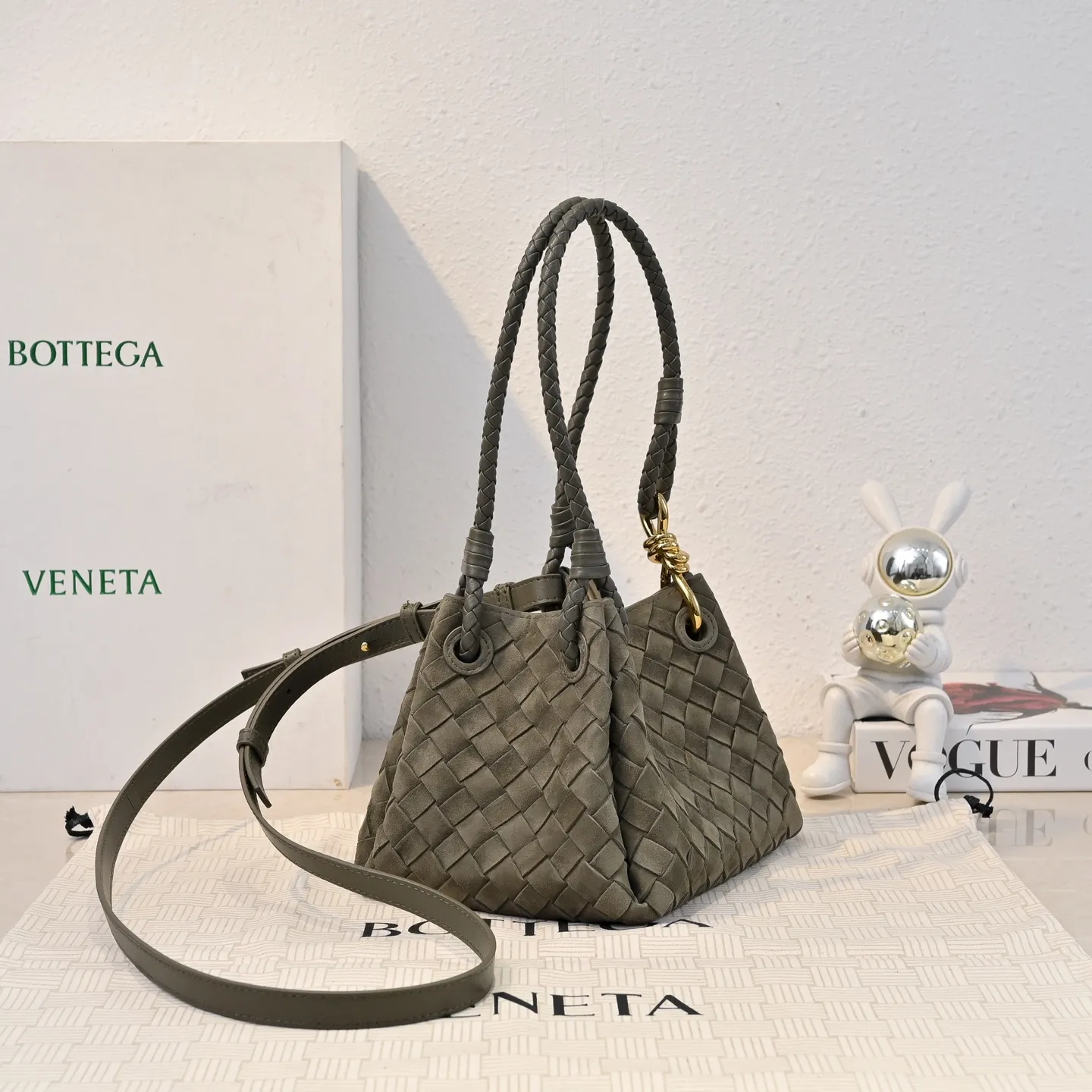 Batch 1760 BV's new intrecciato suede woven leather shoulder bag. It comes with a detachable cross-body strap. It comes with a mini bag inside. The appearance retains the unique design of BV woven. The parachute bag is a bag that makes people excited before seeing the actual thing. The small gold knot embellishment is full of simple and high-end sense to meet your needs in different occasions. Model: 6569 Size: 21X17X16.5cm